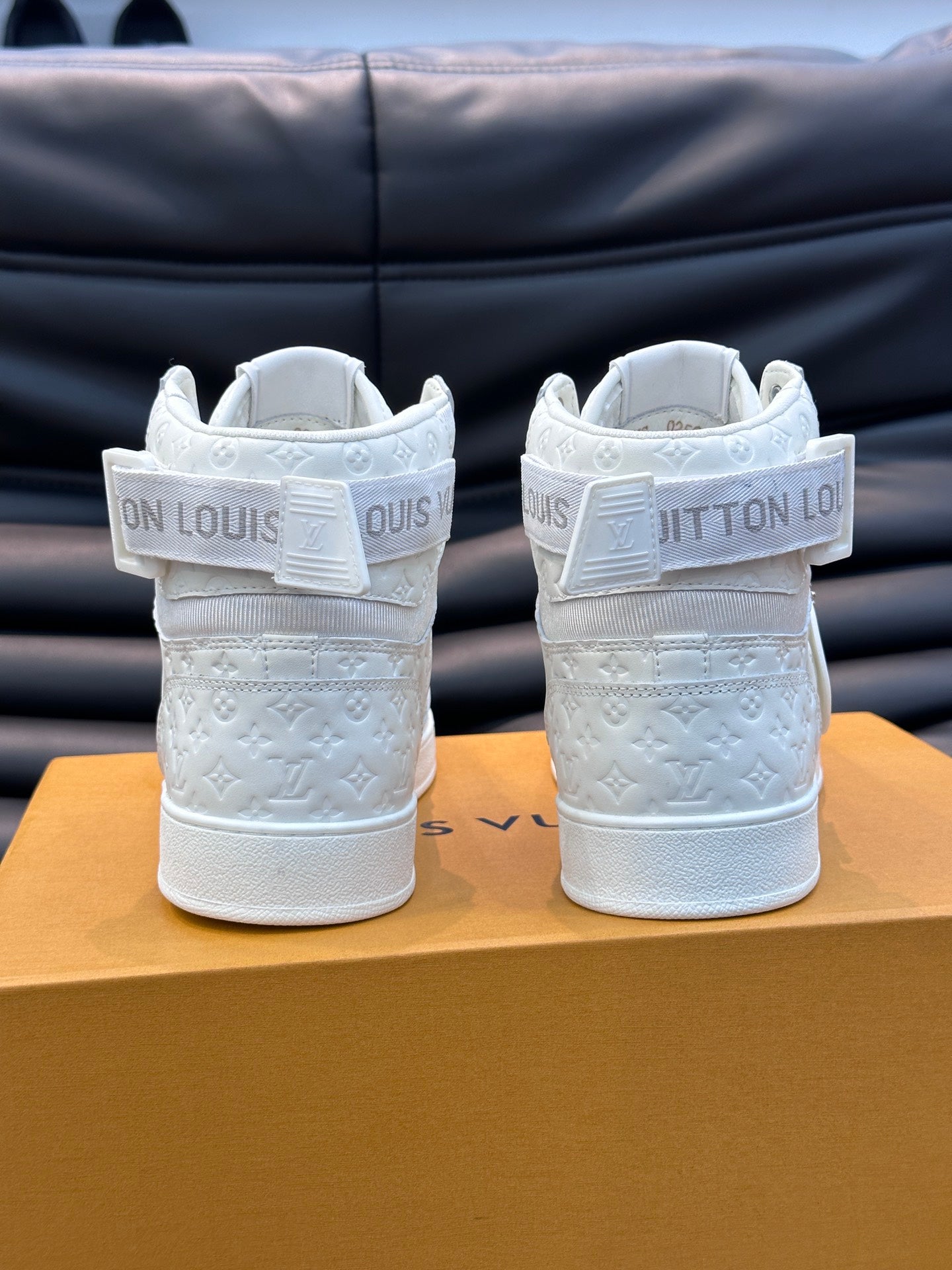 L08 Sneaker Two Styles