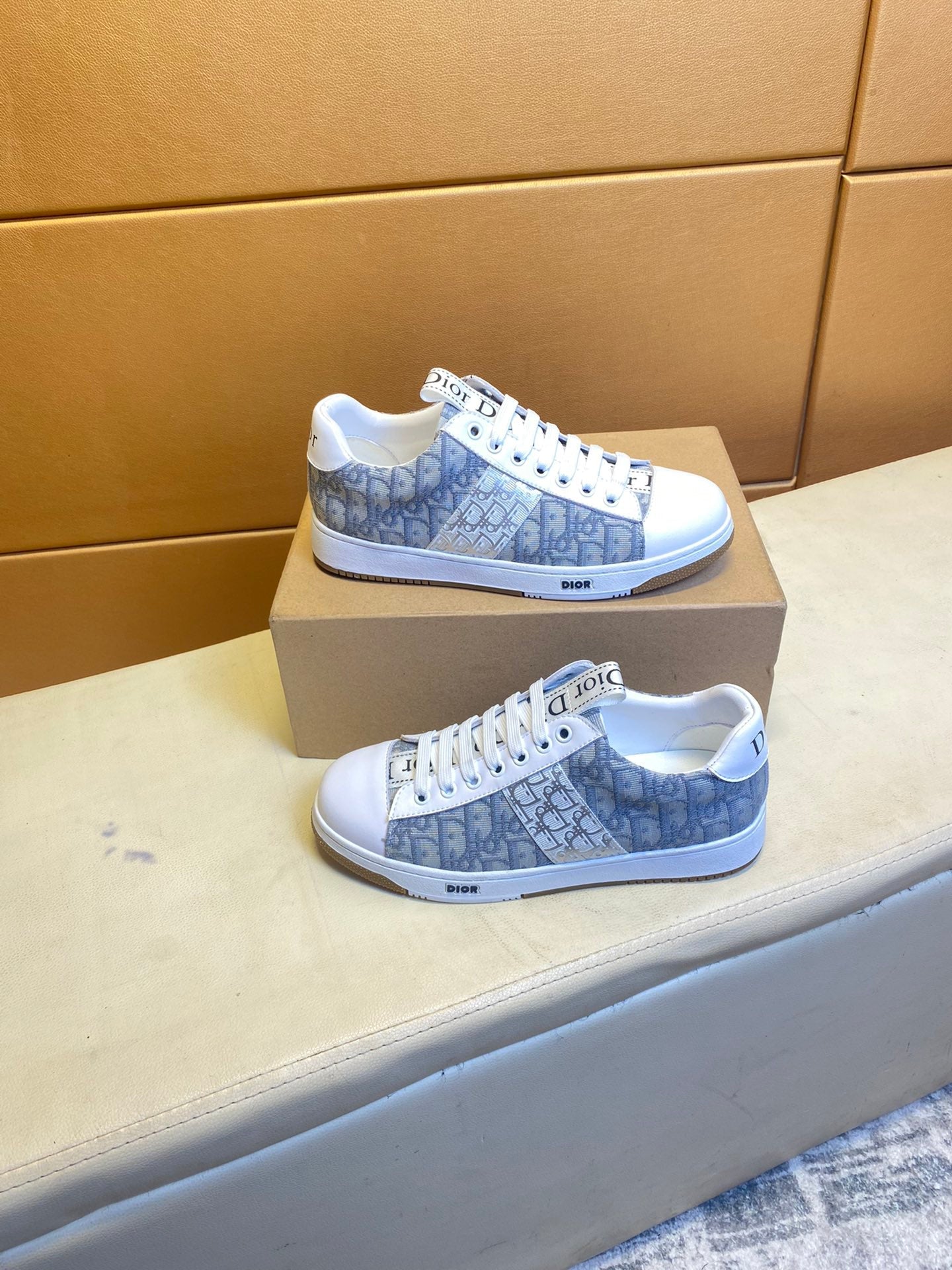 White retro style luxury comfortable casual shoes